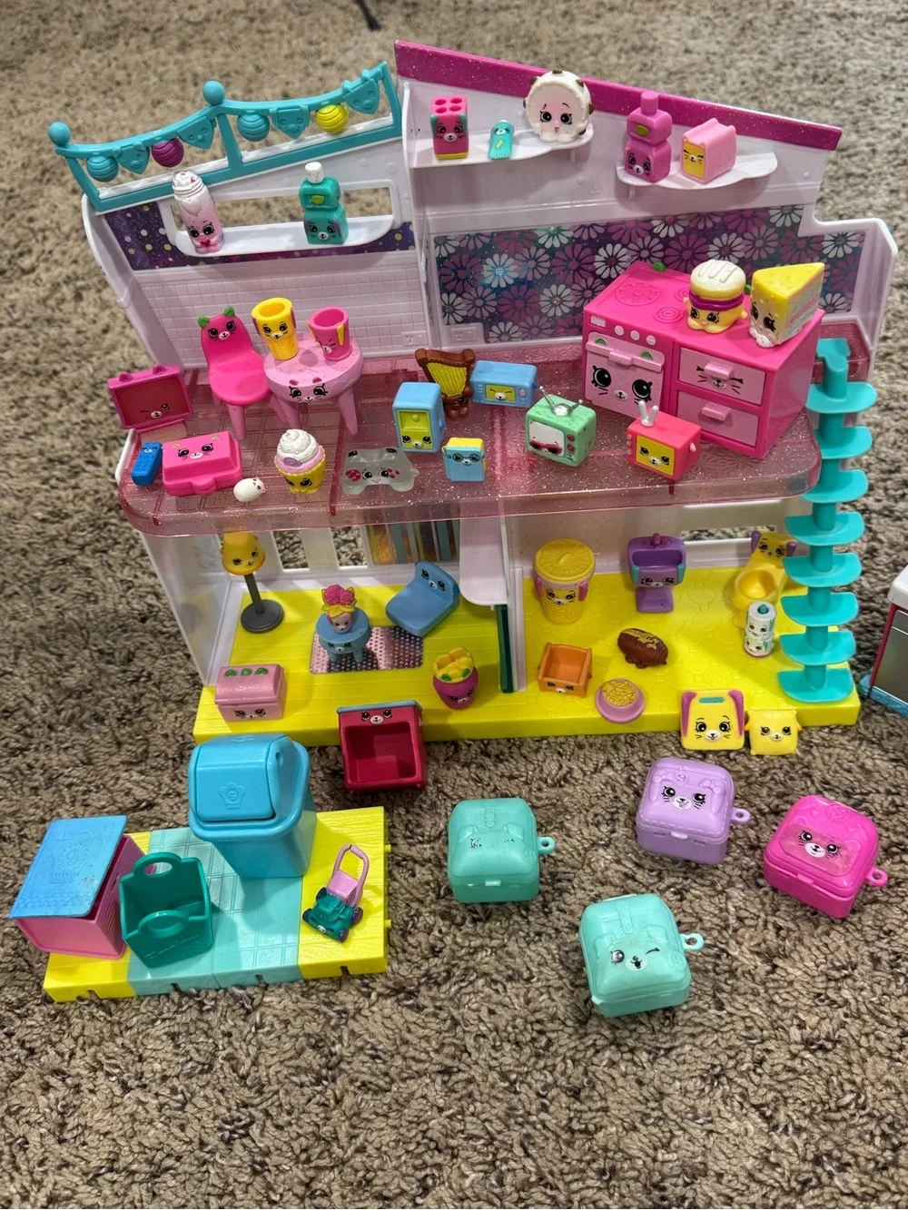 Shopkins Play Set with Pink Pizza Crossbody Bag - Colorful Toy Accessories